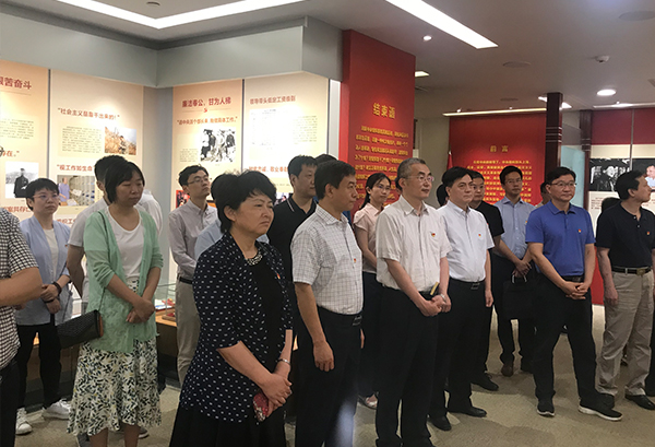 中央编办党员干部到中央组织部参观部史部风展